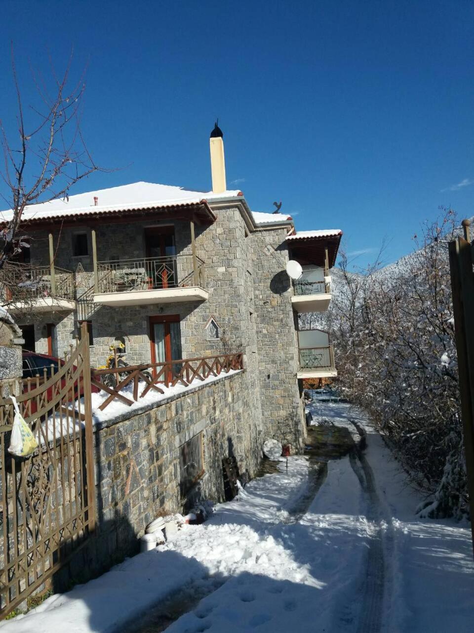 Готель To Spiti Tis Irinis Вітіна Екстер'єр фото